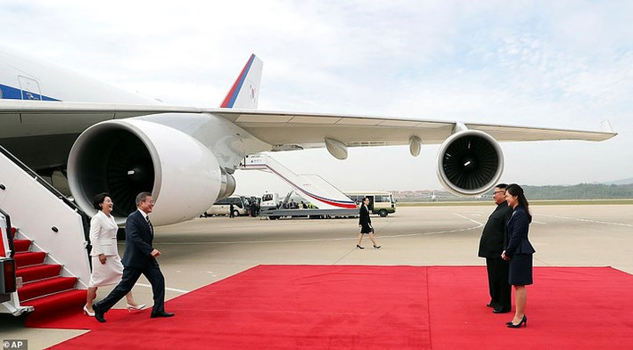 Đệ nhất phu nhân Triều Tiên Ri Sol-ju cùng phu quân, Nhà lãnh đạo Triều Tiên Kim Jong-un ra tận sân bay đón Tổng thống Hàn Quốc và Phu nhân. Ảnh: AP.