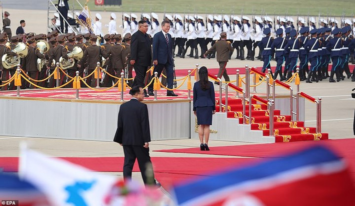 Bà Ri Sol-ju gây chú ý vì là đệ nhất phu nhân Triều Tiên đầu tiên tham gia lễ tiếp đón tại một hội nghị thượng đỉnh liên Triều. Ảnh: EPA.