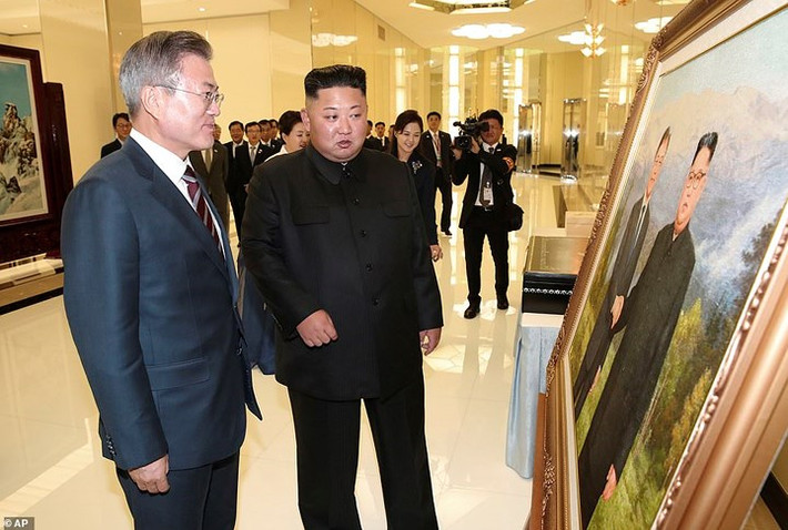 Bà Ri Sol-ju cười rất tươi khi cùng ông Kim và vợ chồng Tổng thống Moon ngắm những bức tranh được trưng bày ở sảnh nơi tổ chức tiệc chiêu đãi. Ảnh: AP.