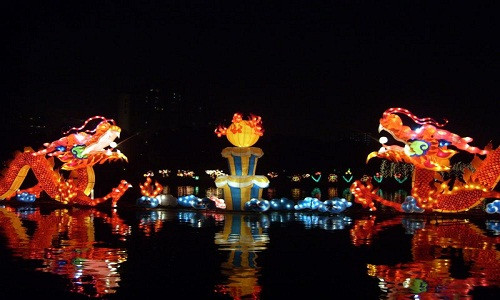 Tết Trung thu là một trong những ngày lễ lớn của người dân các nước châu Á, đặc biệt là tại Trung Quốc. Đây là dịp để các thành viên trong gia đình quây quần bên nhau. Vào dịp này, người dân thường chơi đèn lồng và ngắm hoa đăng. Ảnh: Wikipedia.