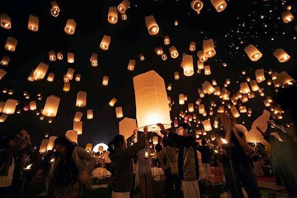 Trong khi đó, Lễ hội trông trăng ở Campuchia hay còn được gọi là lễ hội Ok Om Pok diễn ra muộn hơn hẳn, thường là vào rằm tháng 10 Âm lịch chứ không phải vào 15/8 như các nước Châu Á khác… Trong lễ hội này, người dân thường tổ chức cuộc thi thả đèn gió. Ảnh: tourcampuchia.com.