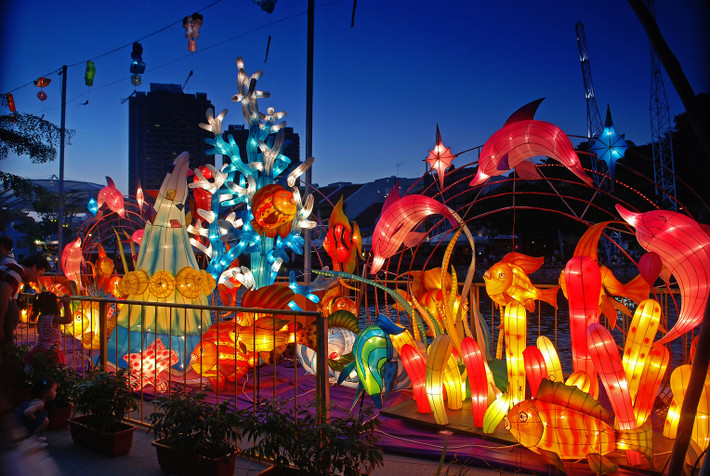 Tại Singapore, bánh trung thu là món không thể thiếu trong dịp lễ này. Đây là thời điểm lý tưởng để mọi người gửi những lời chúc, món quà may mắn tới người thân, bạn bè,... Ảnh: Retail News Asia.