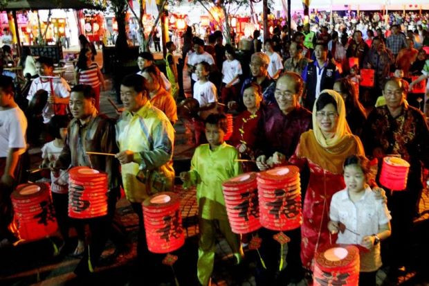 Vào ngày Rằm tháng Tám hàng năm, người dân Malaysia thường tự tay làm bánh trung thu. Trong ngày này, nhiều hoạt động được tổ chức như thắp đèn lồng, múa lân hay múa sư tử,... Ảnh: The Star.