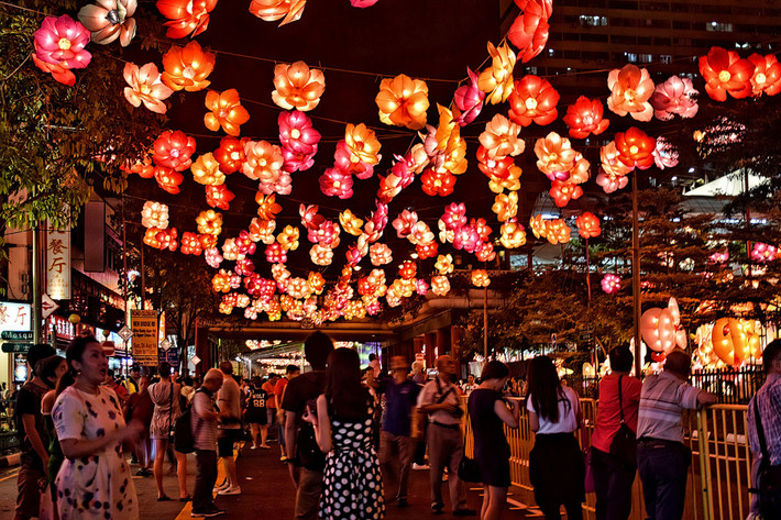 Tại thủ đô Manila, Philippines, Hoa kiều thường tổ chức các hoạt động tưng bừng để đón Trung thu trong suốt hai ngày. Nhiều hoạt động được tổ chức trong dịp này như múa lân, diễu hành với trang phục dân tộc, diễu hành đèn lồng và diễu hành xe hoa,... Ảnh: GoWhereWhen.com