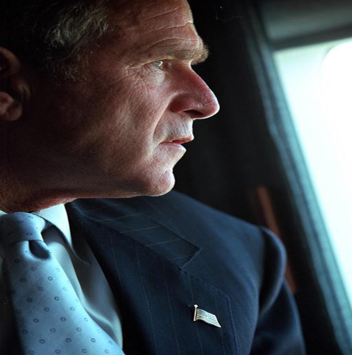 Gương mặt lộ vẻ lo lắng của ông Bush khi ngồi trên chiếc Không lực Một nhìn ra ngoài cửa sổ.