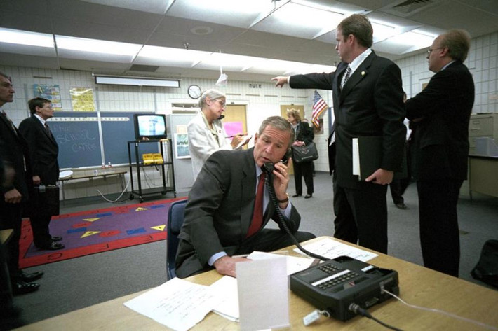 Theo The Sun, bộ ảnh ghi lại những phản ứng của Tổng thống Mỹ khi đó là ông George W. Bush hôm xảy ra vụ khủng bố 11/9 được công bố vào dịp kỷ niệm 17 năm ngày thảm kịch kinh hoàng này xảy ra. Trong ảnh: Tổng thống Bush ngồi trong một phòng học ở Florida nghe báo cáo tóm tắt về sự kiện sự xảy ra qua điện thoại. (Nguồn ảnh: The Sun)