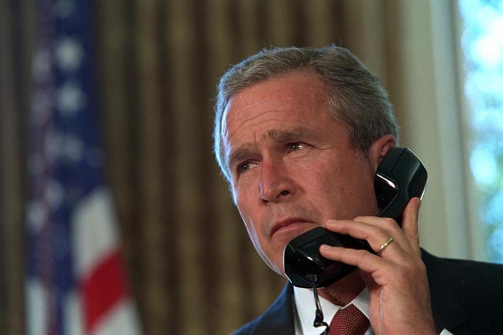 Nét mặt trầm tư của ông Bush khi nói chuyện qua điện thoại sau khi thảm kịch 11/9 xảy ra.