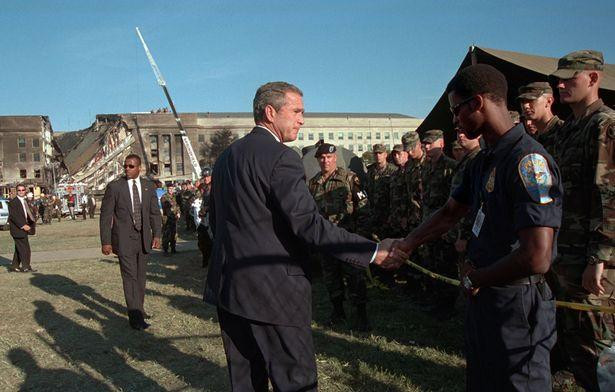 Tổng thống Bush thăm Lầu Năm Góc sau khi chiếc máy bay thứ ba bị không tặc lao xuống tòa nhà này hôm 11/9/2001.