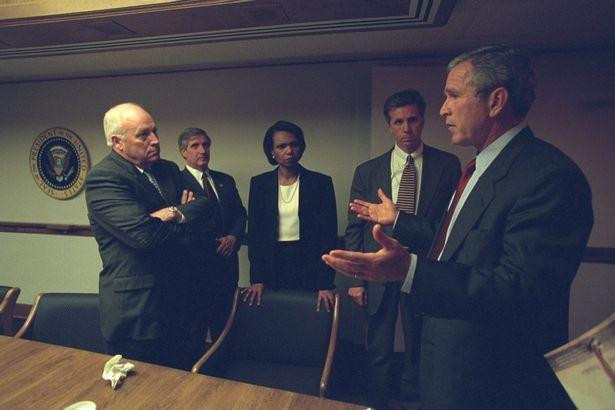 Bức ảnh này cho thấy ông Bush đang thảo luận với các trợ lý sau khi vụ tấn công xảy ra.
