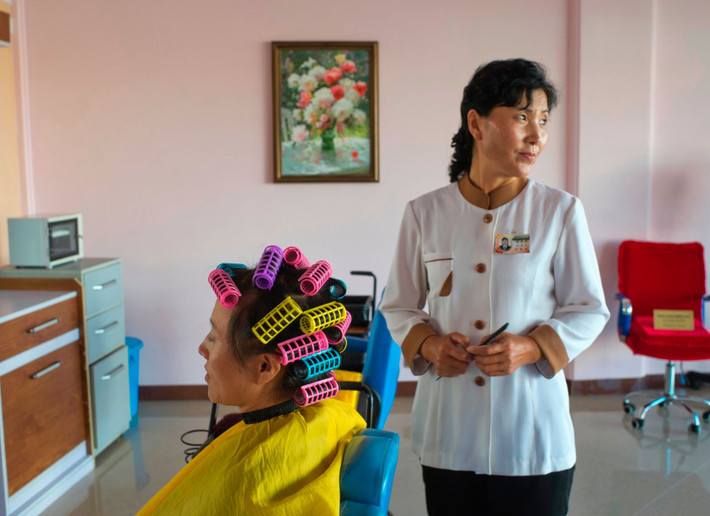 Bên trong một tiệm làm tóc ở ngoại ô thủ đô của Triều Tiên.