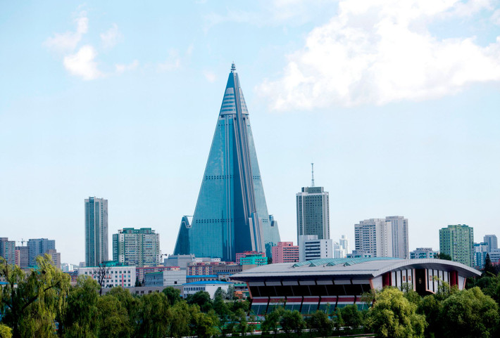 Khách sạn Ryugyong 105 tầng vẫn đang trong quá trình xây dựng ở thủ đô Bình Nhưỡng. Công trình này được khởi công từ năm 1987.