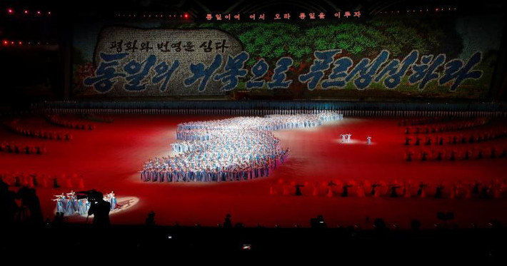 Tối 19/9, Tổng thống Hàn Quốc Moon Jae-in và Đệ nhất phu nhân Kim Jung Sook đã tham dự sự kiện đồng diễn nghệ thuật chào mừng thượng đỉnh liên Triều được tổ chức tại sân vận động May Day ở thủ đô Bình Nhưỡng. Ảnh: Reuters.
