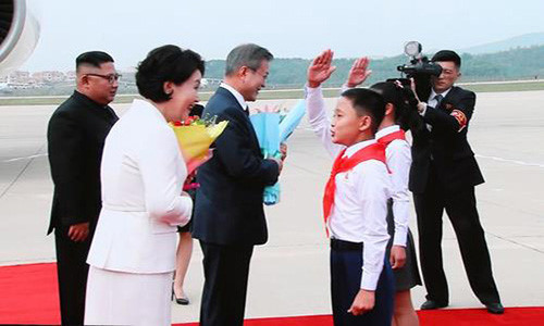 Vào khoảng 8h40 ngày 18/9 (giờ địa phương), Tổng thống Hàn Quốc Moon Jae-in đã rời sân bay quân sự Seoul tại tỉnh Gyeonggi để bay tới Triều Tiên tham dự hội nghị thượng đỉnh liên Triều lần thứ 3 trong năm nay. Chiếc chuyên cơ chở ông Moon đã hạ cánh tại sân bay quốc tế Sunan ở thủ đô Bình Nhưỡng sau đó khoảng 1 giờ đồng hồ. Ảnh: AP.