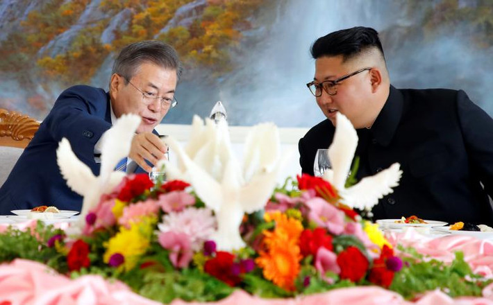 Tổng thống Moon dùng bữa trưa cùng nhà lãnh đạo Kim Jong-un ở Bình Nhưỡng hôm 19/9. Ảnh: Reuters.