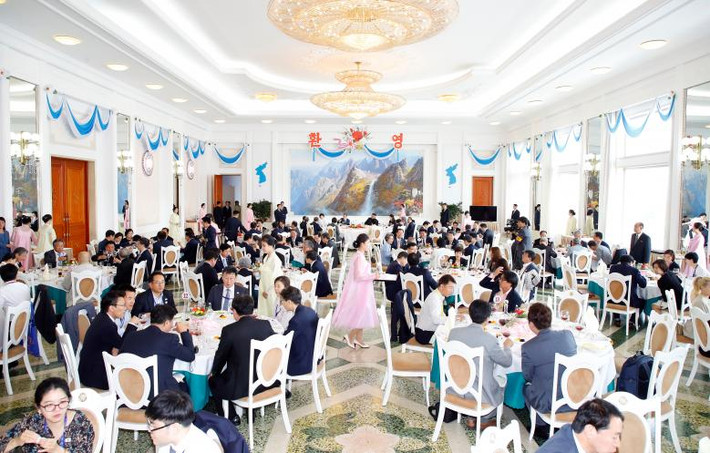 Cuộc họp chính thức đầu tiên giữa hai nhà lãnh đạo Hàn-Triều diễn ra tại Ủy ban Trung ương Đảng Lao động Triều Tiên ở Bình Nhưỡng sau buổi tiệc trưa. Ảnh: Reuters.