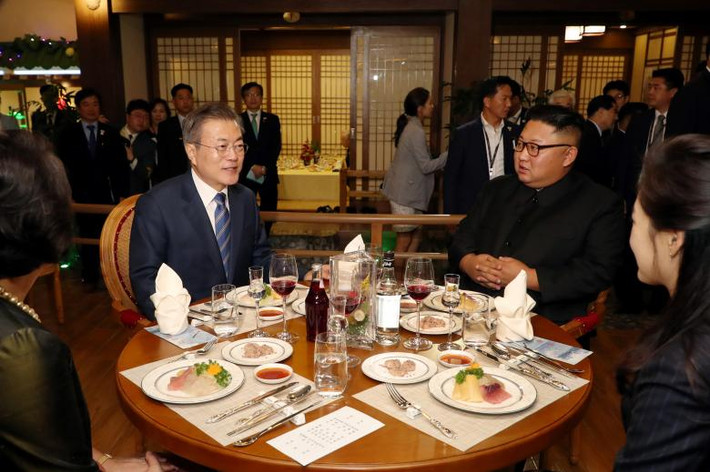 Tổng thống Moon và phu nhân Kim Jung-sook cùng nhà lãnh đạo Kim Jong-un và phu nhân Ri Sol Ju thăm nhà hàng hải sản Sông Taedong ở Bình Nhưỡng hôm 19/9. Ảnh: Reuters.