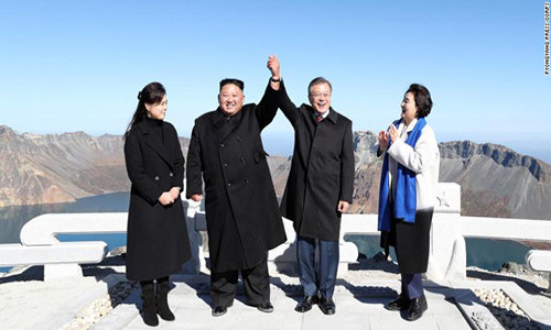 Theo Yonhap, Tổng thống Moon Jae-in đã trở về sân bay quân sự Seoul vào lúc 17h36 chiều 20/9 (giờ địa phương), khoảng 2 tiếng sau khi chiếc chuyên cơ chở ông cất cánh từ sân bay Samjiyon gần núi Trường Bạch. Ảnh: CNN.