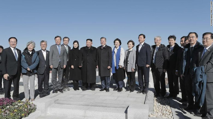 Ngày 20/9, Tổng thống Hàn Quốc Moon Jae-in và nhà lãnh đạo Triều Tiên Kim Jong-un đã cùng nhau đi thăm ngọn núi Paekdu (Trường Bạch) nổi tiếng nằm trên biên giới của Triều Tiên với Trung Quốc. Ảnh: CNN.
