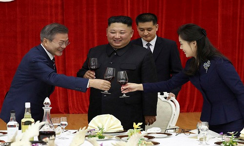 Tại buổi tiệc, hai nhà lãnh đạo Hàn-Triều một lần nữa khẳng định nỗ lực chung vì hoà bình và thịnh vượng trên bán đảo Triều Tiên, dù còn những thách thức và khó khăn tiềm ẩn. Ảnh: AP.