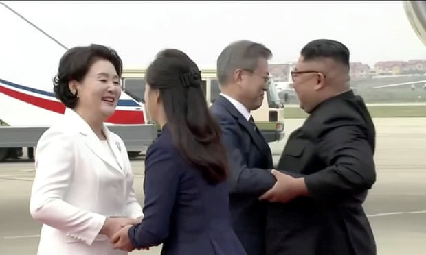 Nhà lãnh đạo Triều Tiên Kim Jong-un và phu nhân Ri Sol-ju đã ra tận sân bay quốc tế Sunan để đón tiếp Tổng thống Hàn Quốc Moon Jae-in và phu nhân Kim Jung-sook. Ảnh: Reuters.