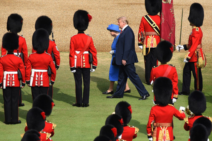 Nữ hoàng Anh Elizabeth II đón tiếp Tổng thống Mỹ Donald Trump và phu nhân Melania tại Lâu đài Windsor hồi tháng 7/2018.