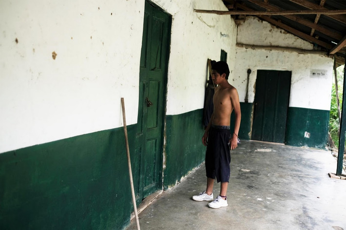 Con trai của Juan, 17 tuổi, đứng trước căn nhà nơi cậu sống cách đây 12 năm.