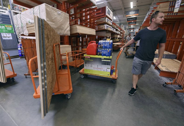 Theo AP, bãi đỗ xe của những cửa hàng như Ace Hardware ở Calabash, North Carolina luôn kín chỗ trong ba ngày qua. Quản lý cửa hàng Tom Roberts cho hay anh đã bán 150 can xăng chỉ trong 2 giờ hôm 10/9, cùng với máy phát điện, gỗ ép, dây thừng, thiết bị mở hộp thủ công, bao cát và nhiều vật dụng khác.