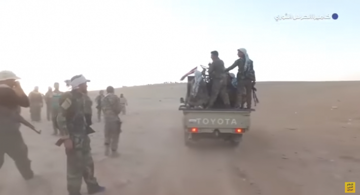 Trong diễn biến khác trên chiến trường Syria, Quân đội Syria đã triển khai thêm binh sĩ và trang thiết bị quân sự tới mặt trận ở Tây Bắc và Tây Aleppo hôm 11/9 trong bối cảnh nhóm phiến quân ở đây đang chuẩn bị mở cuộc phản công nhằm vào lực lượng chính phủ Damascus ở khu vực này. Ảnh: AMN.