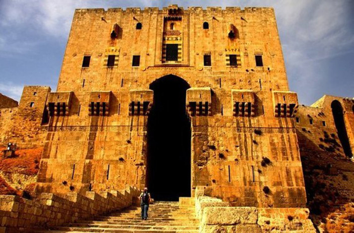 Khu thành cổ Aleppo được coi là một trong những lâu đài lâu đời nhất và lớn nhất trên thế giới. Nó đã được UNESCO công nhận là Di sản thế giới vào năm 1986. Tuy nhiên, nơi này đã bị tàn phá nặng nề trong cuộc nội chiến Syria.