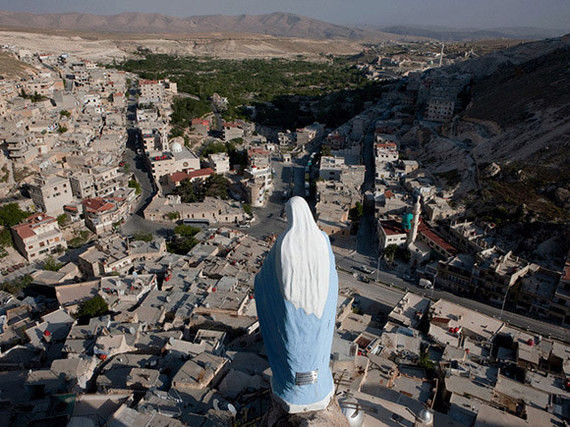 Maaloula là một thị trấn ở tỉnh Rif Dimashq thuộc Syria. Thị trấn này nằm cách Damascus 56 km về phía đông bắc và được xây dựng cạnh một sườn dốc gồ ghề ở độ cao hơn 1.500 m.