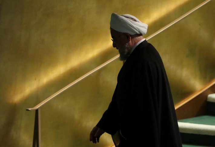 Tổng thống Iran Hassan Rouhani trở về chỗ ngồi sau khi phát biểu tại Hội nghị thượng đỉnh về hòa bình Nelson Mandela.