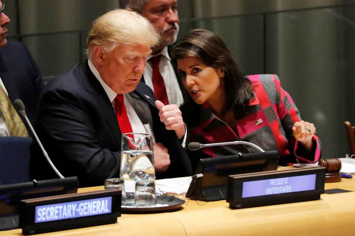 Tổng thống Trump trao đổi với Đại sứ Mỹ tại Liên Hợp Quốc Nikki Haley tại một cuộc họp của Đại hội đồng. Bà Haley cho biết Tổng thống Trump muốn đưa ra tuyên bố bảo vệ chủ quyền của Mỹ, đồng thời nhắc lại sự phản đối của Mỹ với Hiệp định Paris 2015 về biến đổi khí hậu.