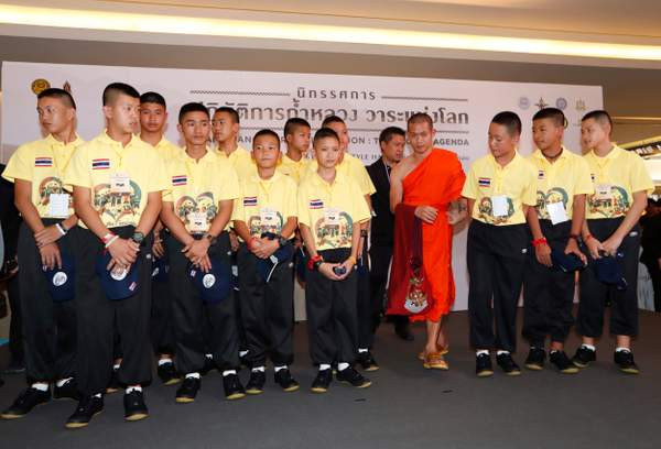 Các thành viên đội bóng đã tham gia buổi họp báo và gặp lại những người thợ lặn từng giải thoát họ khỏi hang Tham Luang hai tháng trước. Ảnh: EPA.