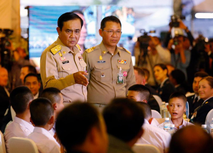 Thủ tướng Thái Lan Prayut Chan-o-cha, trái, chào đón đội bóng tại sự kiện được tổ chức ở thủ đô Bangkok hôm 6/9. Ảnh: EPA.