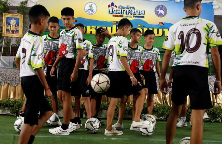 Trước đó, ngày 10/7, toàn bộ 13 thành viên của đội bóng Lợn Hoang đã được đưa ra khỏi hang an toàn sau 18 ngày mắc kẹt trong hang Tham Luang.