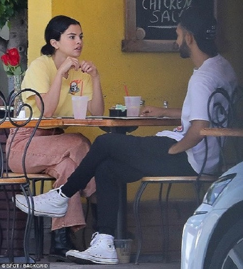 Selena trẻ trung với gương mặt mộc xinh đẹp và gu thời trang ấn tượng, phong cách. Và điều đáng chú ý hơn cả là cô đang ăn sáng cùng chàng trai lạ mặt.
