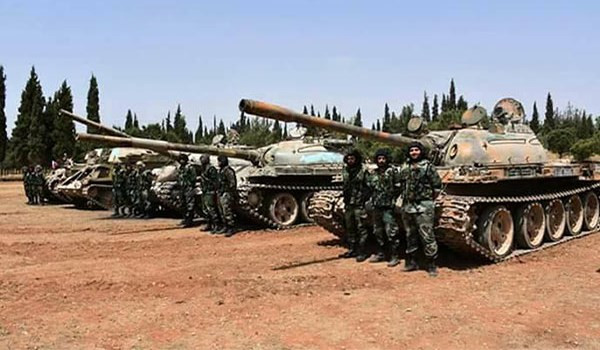 Trong diễn biến khác trên chiến trường Syria, các đơn vị pháo binh vào tên lửa Syria dồn dập oanh kích căn cứ của phiến quân HTS ở Bắc Hama, gây tổn thất nặng cho nhóm khủng bố này. Ảnh: FNA.