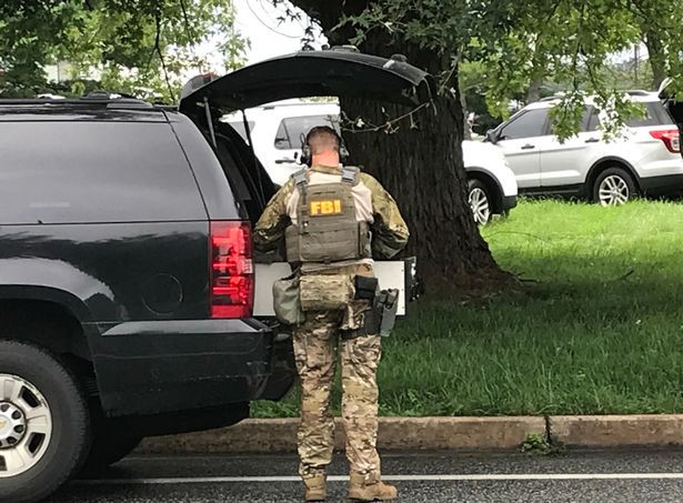 Nhân viên FBI được triển khai tới hiện trường vụ xả súng.