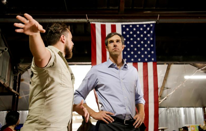 Hạ nghị sĩ Beto O'Rourke thuộc Đảng Dân chủ vận động tại Houston, bang Texas, ngày 11/11/2017.