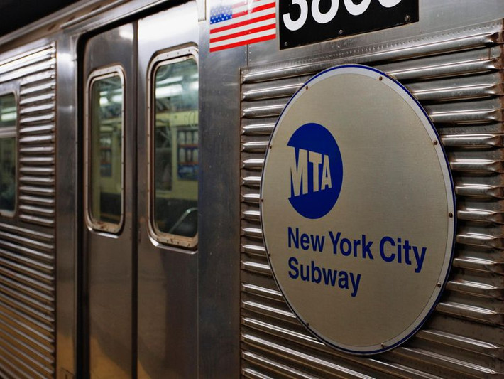 New York Subway (Mỹ) là một trong những hệ thống giao thông lâu đời nhất và lớn nhất nào trên thế giới, với 421 nhà ga và chiều dài tổng cộng 333 km.