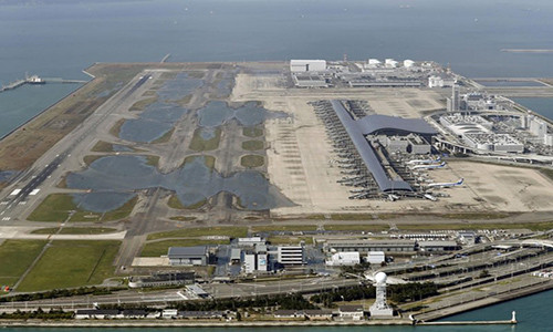 Bức ảnh chụp sân bay quốc tế Kansai từ trên cao hôm 5/9 cho thấy một số đường băng ở sân bay này vẫn ngập trong nước, còn nước đã rút khỏi khu vực bãi đỗ máy bay. Ảnh: AP.
