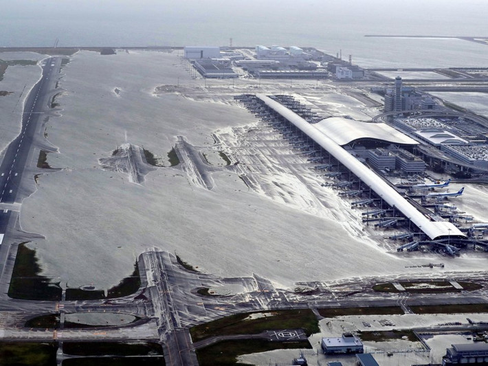Sân bay quốc tế Kansai nằm ở tỉnh Osaka, đã bị ngập nặng sau khi siêu bão Jebi đổ bộ vào Nhật Bản hôm 4/9. Các nhà chức trách đã phải tạm thời đóng cửa sân bay này và hủy bỏ toàn bộ các chuyến bay. Ảnh: AP.