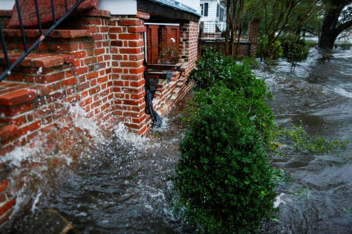 Nước sông Neuse tràn bờ làm ngập các khu dân cư ở New Bern, Bắc Carolina, hôm 14/9.