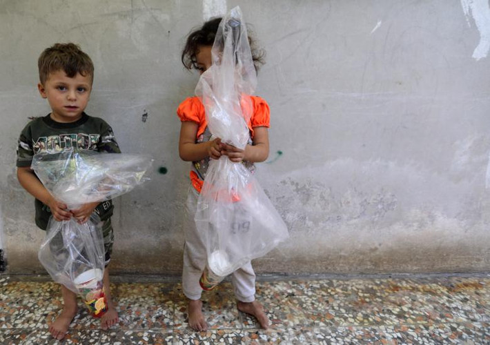 Các em nhỏ ở Idlib đều được dạy cách sử dụng mặt nạ phòng độc tự chế.
