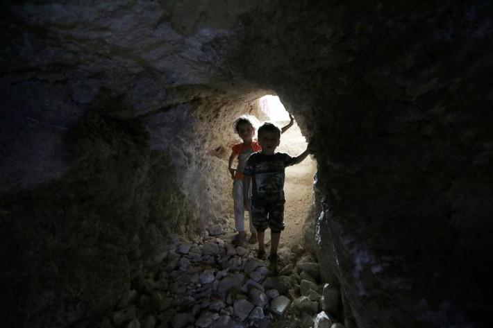 Lối đi vào một hầm trú ẩn tạm bợ dưới lòng đất ở Idlib.