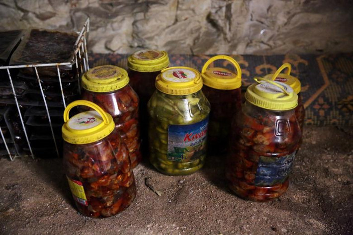 Người dân Idlib chuẩn bị sẵn thực phẩm để trong hầm trú ẩn.