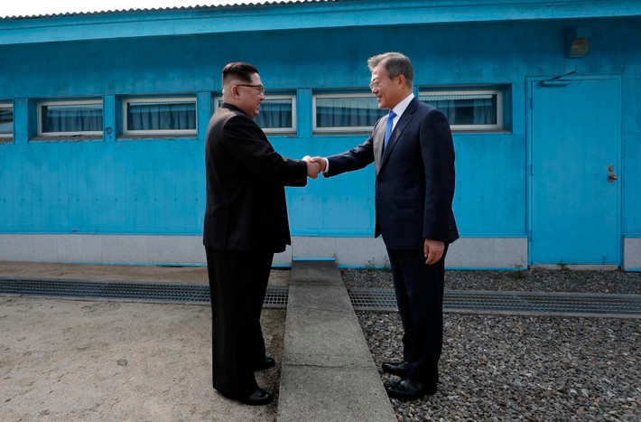 Vào 9h30 sáng ngày 27/4 (giờ địa phương), nhà lãnh đạo Kim Jong-un đã bước qua đường phân giới ở khu phi quân sự DMZ giữa hai miền Triều Tiên để gặp Tổng thống Hàn Quốc và tham dự hội nghị thượng đỉnh liên Triều. Đây được coi là dấu mốc lịch sử, mở ra chương mới trên bán đảo Triều Tiên. Ảnh: CNN.
