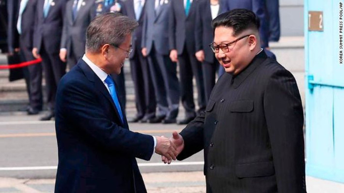 Tổng thống Hàn Quốc Moon Jae-in bắt tay nhà lãnh đạo Triều Tiên Kim Jong-un trong cuộc gặp hôm 27/4. Ảnh: AP.