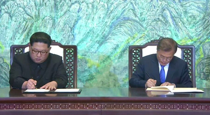 Sau cuộc hội đàm lịch sử, Tổng thống Hàn Quốc Moon Jae-in và lãnh đạo Triều Tiên Kim Jong-un đã ký “Tuyên bố chung Bàn Môn Điếm về Hòa bình, Thịnh vượng và Thống nhất trên Bán đảo Triều Tiên”. Ảnh: CNN.