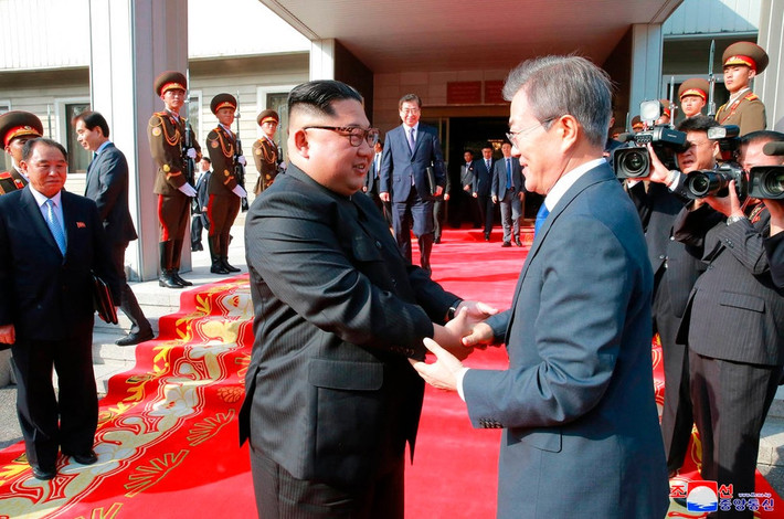 Chưa đầy một tháng sau, chiều 26/5, Tổng thống Hàn Quốc Moon Jae-in và Chủ tịch Triều Tiên Kim Jong-un đã bất ngờ có cuộc hội đàm kín tại Bàn Môn Điếm. Đây được coi là cuộc hội đàm thượng đỉnh lần thứ hai trong năm 2018 giữa ông Moon và ông Kim. Ảnh: AP.